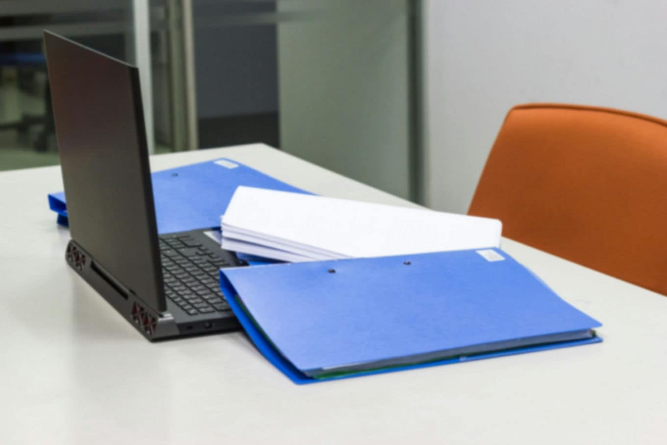 teczki z dokumentami na biurku